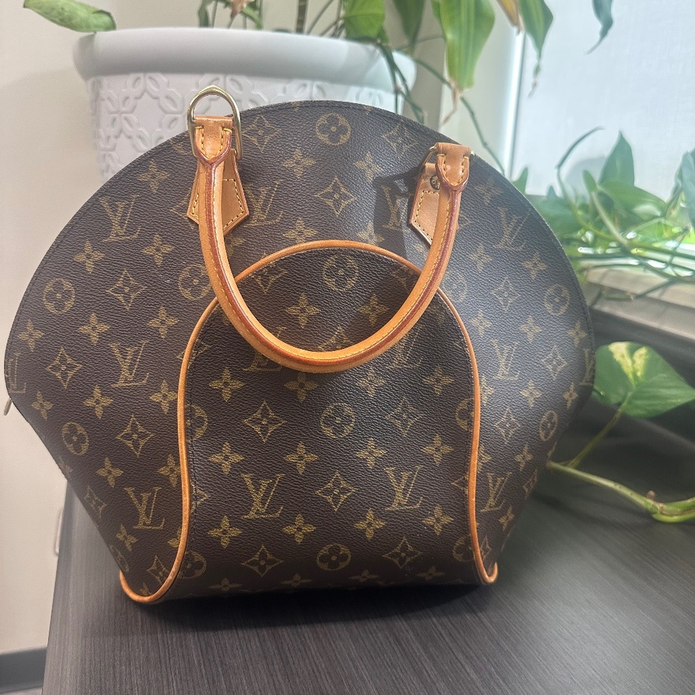 Authentic Louis Vuitton in pristine condition for $1000 OBO